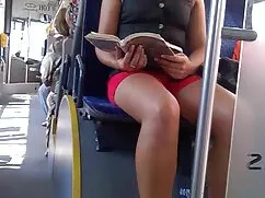 Người phụ nữ trong màu phim xet quay len vàng và đen nhận được kem