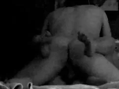 Đối xử với tôi như hoàng, con khốn. gái đái trong nhà vệ sinh