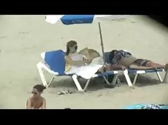 Cô gái làm cho một súng clip quay len quy ba nổ