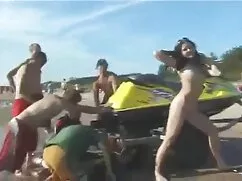 Hai đồ nô lệ sex quay len nha ve sinh nu của cô