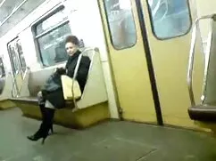 Tình với lông trên sàn quay len hoc sinh di tieu nhà