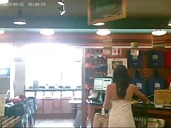 Cô bé đồ chơi ở trong phòng quay len quy ba tắm